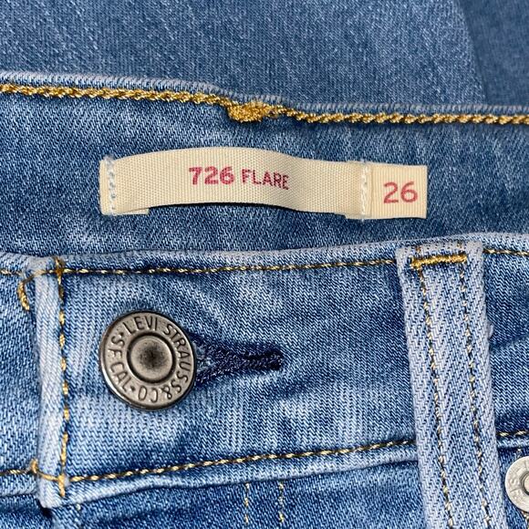 Levi’s 726 High Rise Flare Jeans W26 L32 Distressed Knees Light Wash Denim - Picture 5 of 8